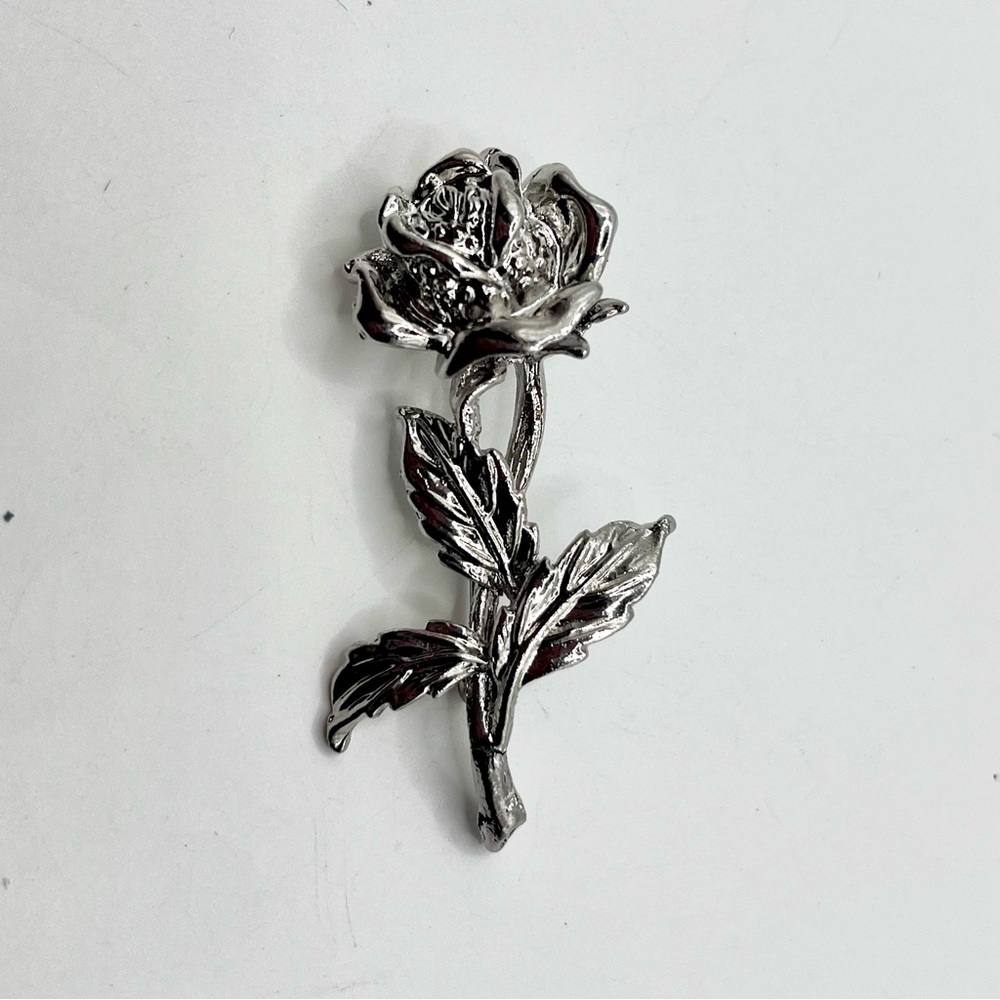Vintage Silver-Tone Rose Brooch – Detailed Flower Stem Pin